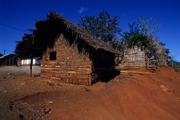 Blue-sky;-Comoros-Archipelago;-France;-Housing;-Hut;-Indian-Ocean;-Kaleidos;-Kaleidos-images;-La-parole-à-limage;-Laurent-Abad;-Mayotte;-Mud-wall;-Red-earth;-Stories-Pictures;-Thatch;-Village